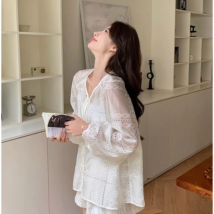 温柔系蕾丝勾花衬衫短裤套装女夏炸街奶乖两件套显瘦减龄时髦流行
