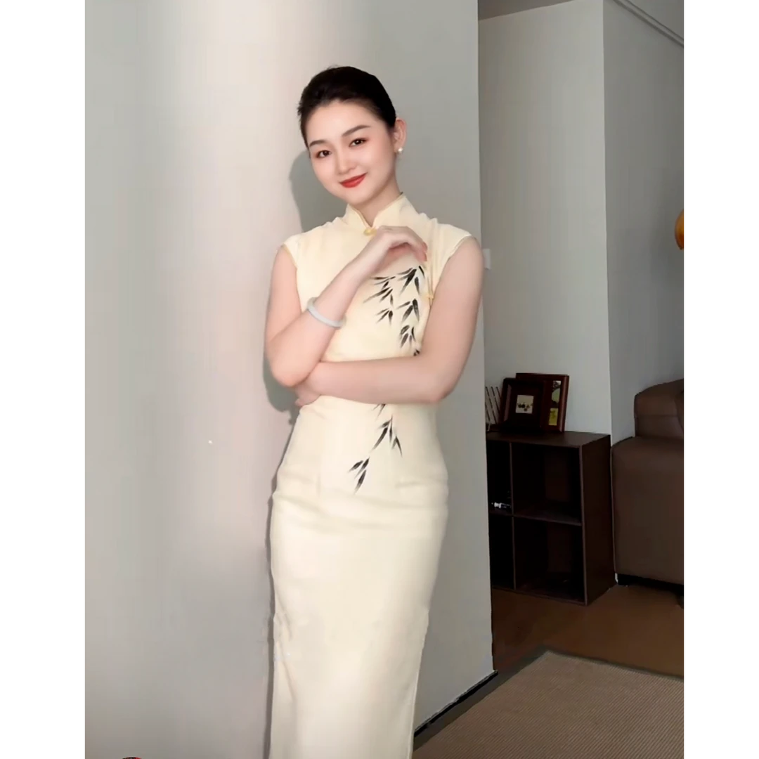 丝路嘉和【墨迹】I 米黄丝麻手绘竹叶新中式无袖时尚收腰旗袍