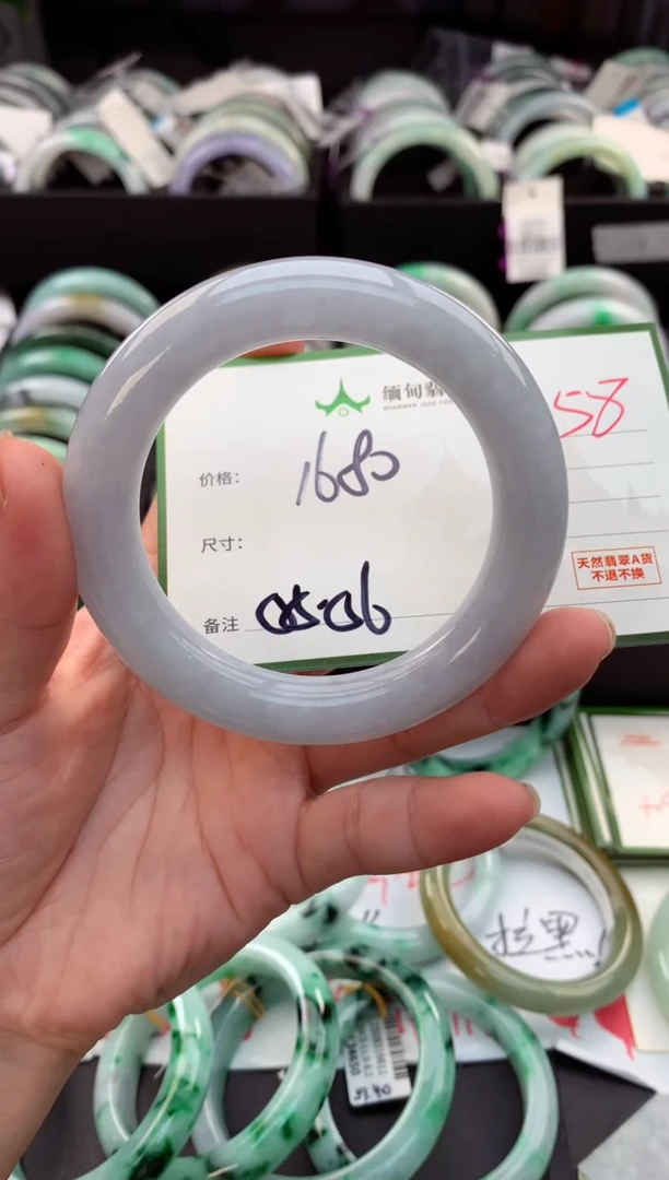 未镶嵌定制翡翠毛货需精细抛光+多人