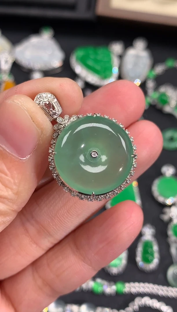 颈饰18K金镶嵌翡翠平安扣