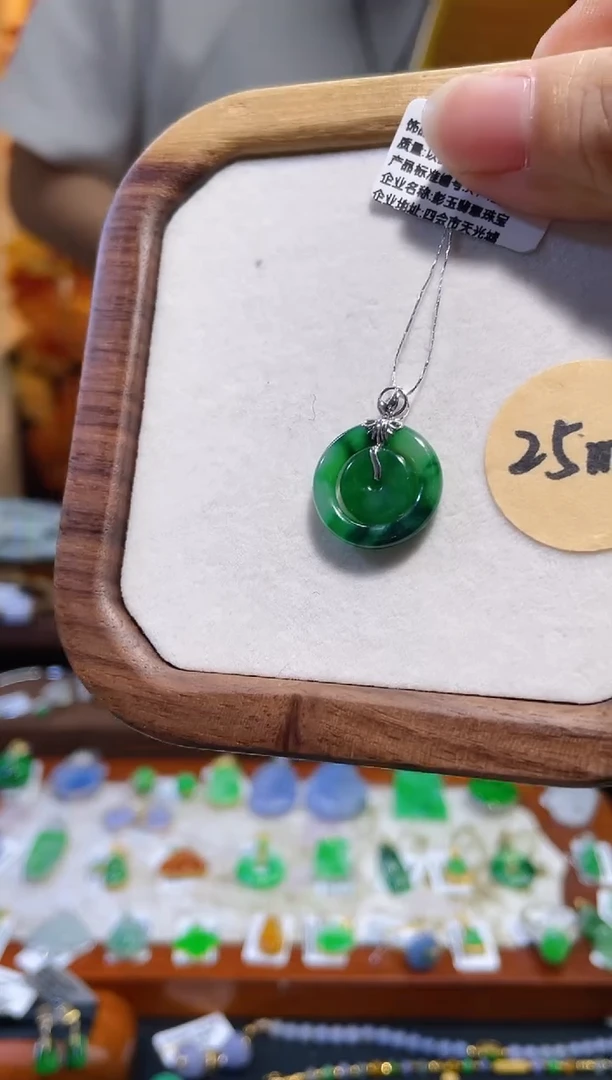 颈饰18K金镶嵌翡翠18K金镶嵌