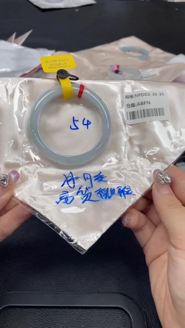 翡翠手镯未镶嵌翡翠手镯
