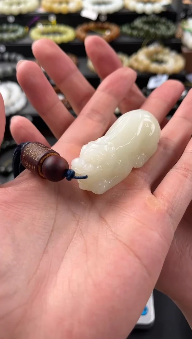和田玉未镶嵌挂件且末糖白貔貅雕刻件微色差