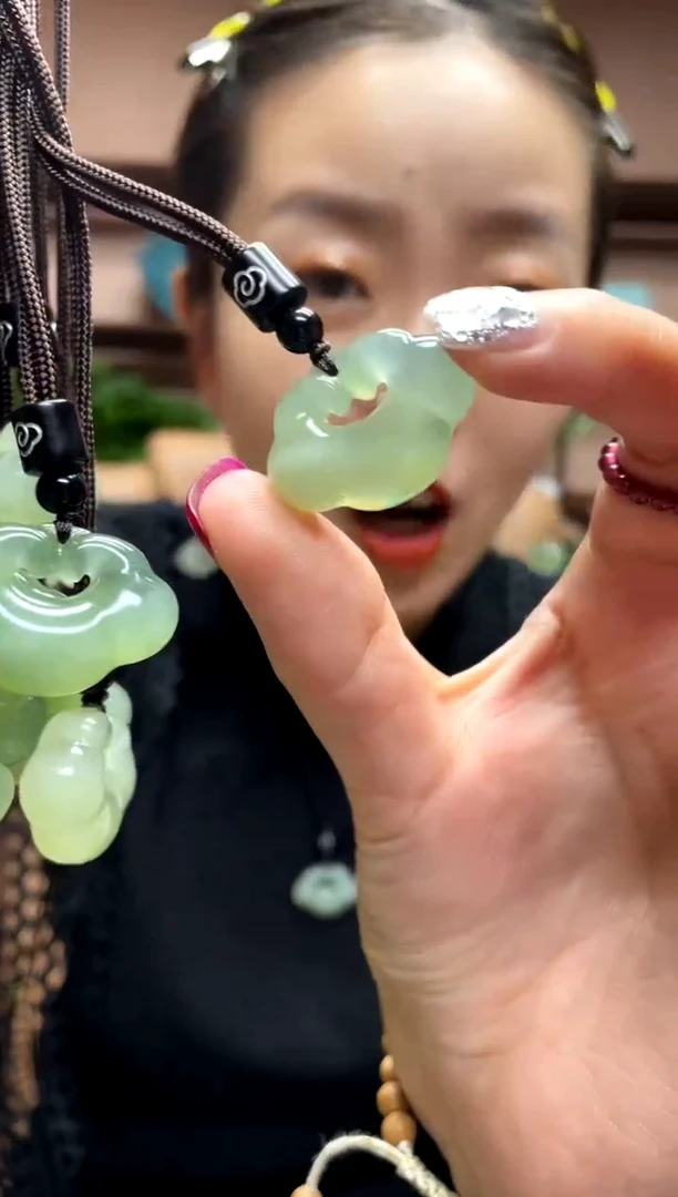 岫玉未镶嵌吊坠多样性发货发其中之一