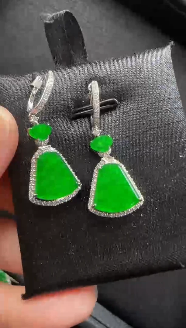 【闪购商品】翡翠耳环18K金镶嵌611无事牌一对