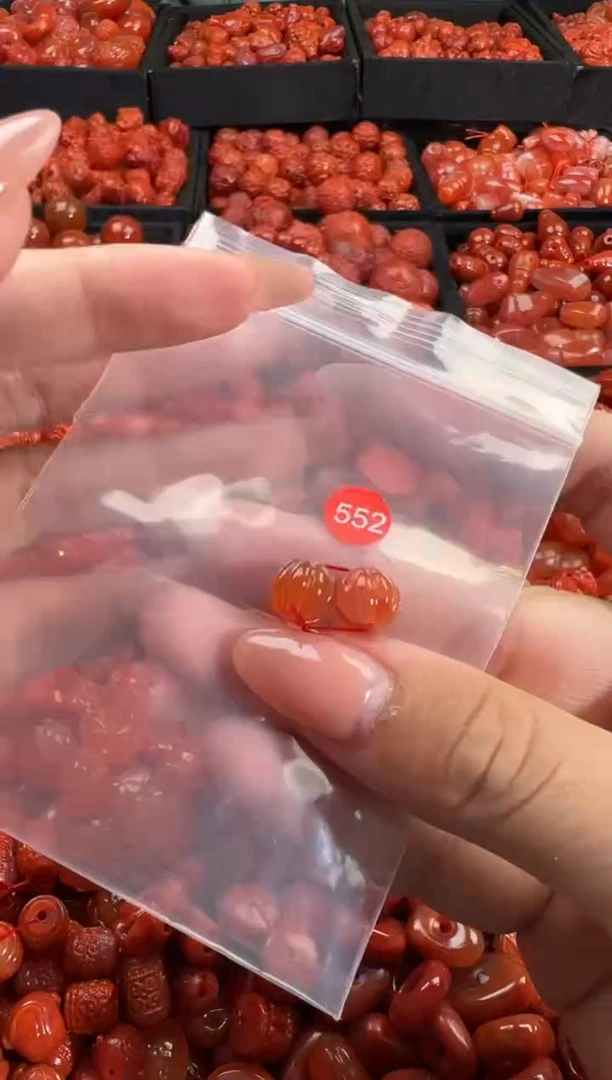 南红玛瑙未镶嵌颈饰1