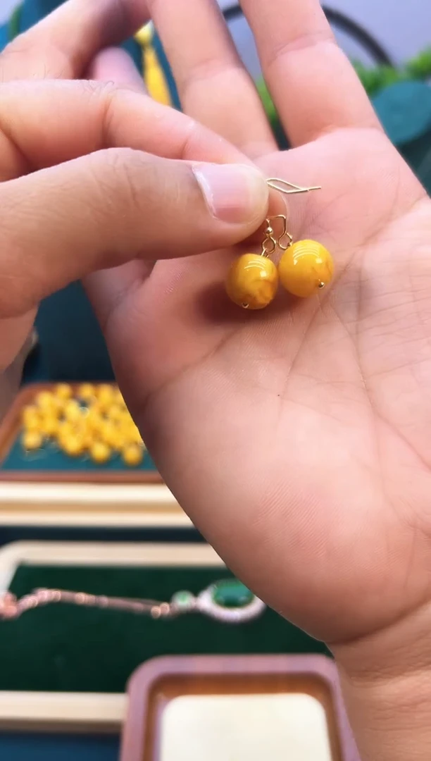 14K金镶嵌蜜蜡耳饰E01