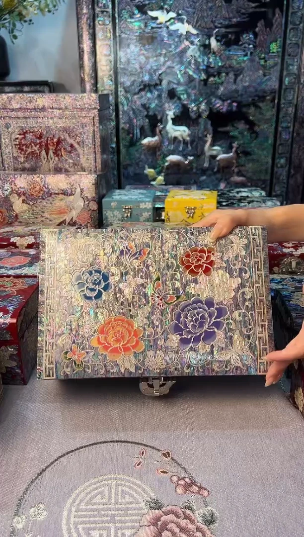 红色蓝底弘贝雅螺钿漆器文化馆