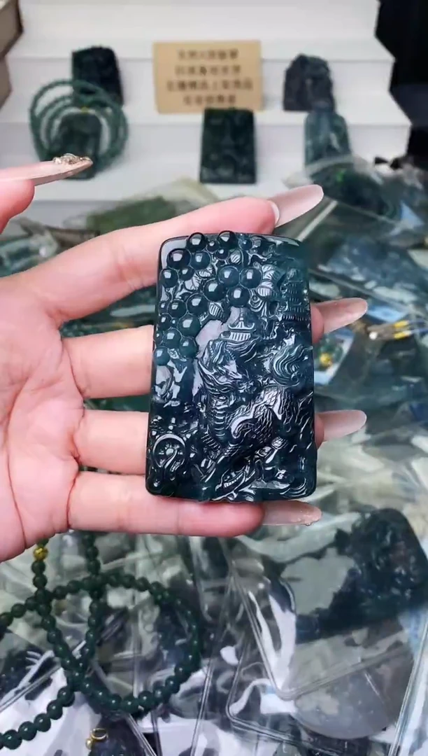 颈饰未镶嵌翡翠