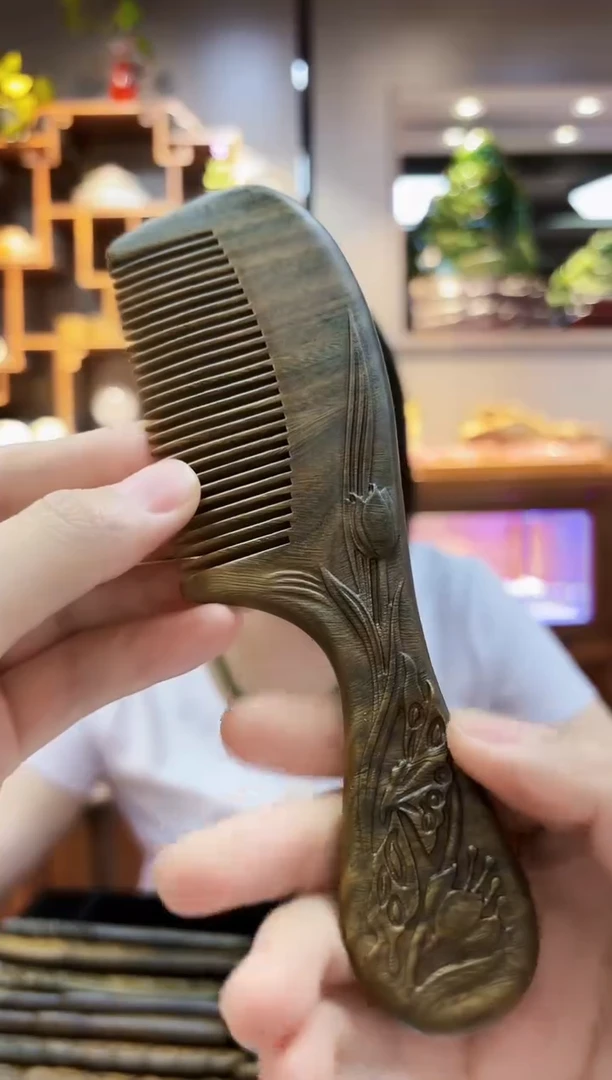 维腊木（绿檀）无事牌梳子