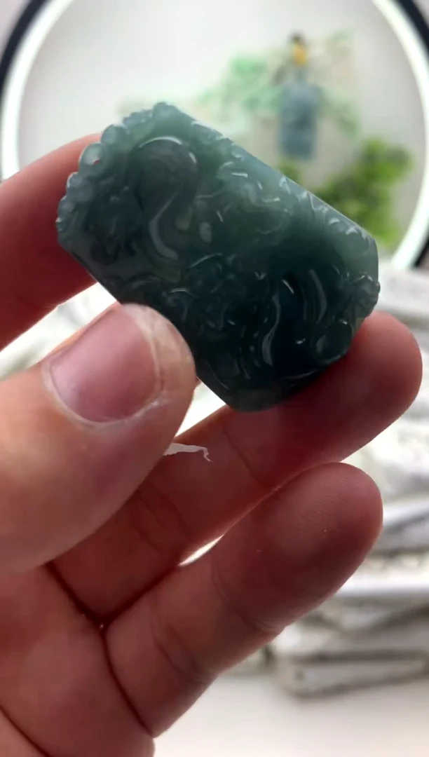 翡翠未镶嵌颈饰小龙牌