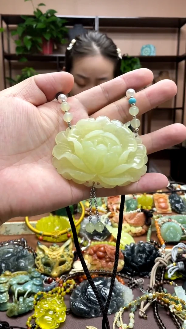 未镶嵌岫玉颈饰彼*·