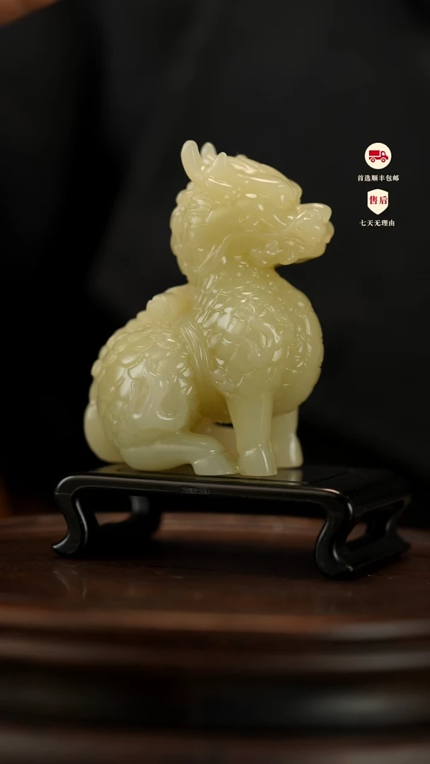 云南石竹叶青雕刻：麒麟献书摆件