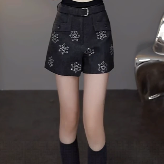 TCH私服秋季时尚休闲风烫钻淑女深灰色短裤T75C21E1016轻奢tch