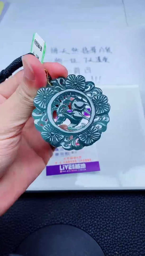 翡翠未镶嵌颈饰