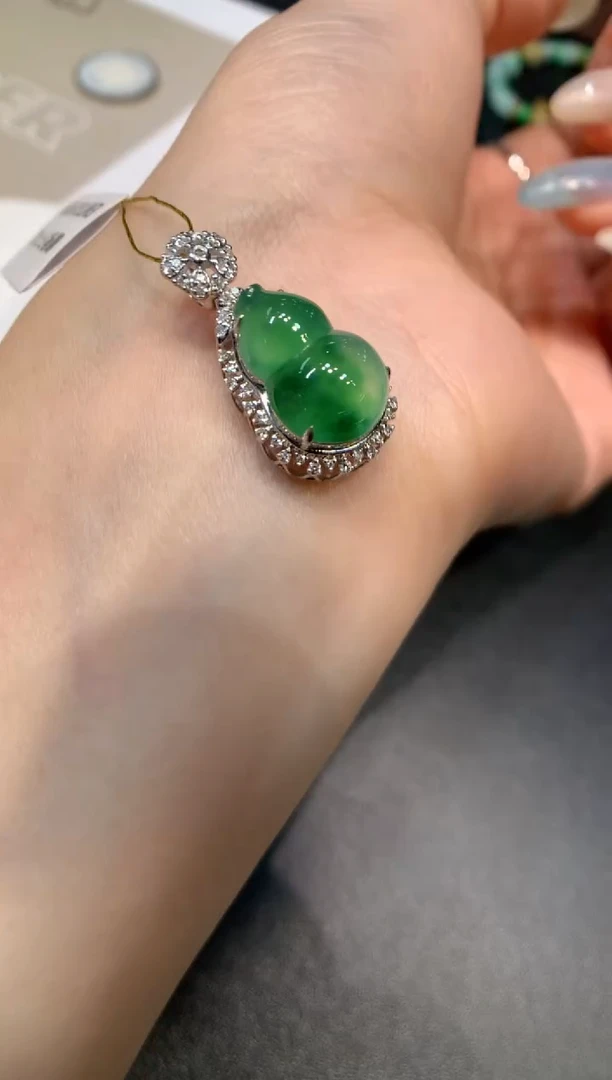 颈饰18K金镶嵌翡翠葫芦