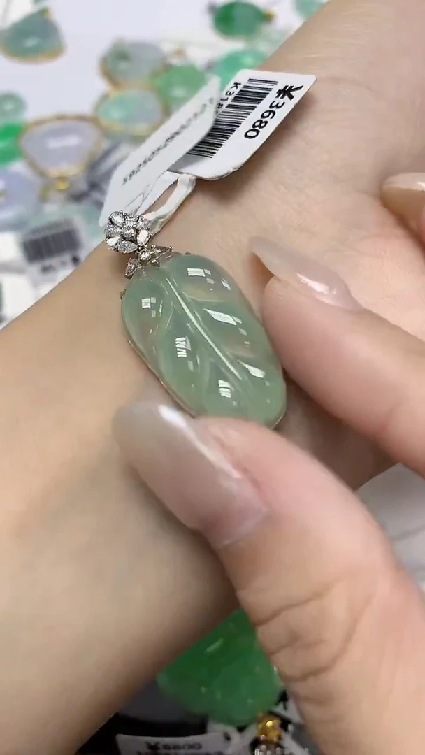 翡翠18K金镶嵌颈饰天然缅甸翡翠A货