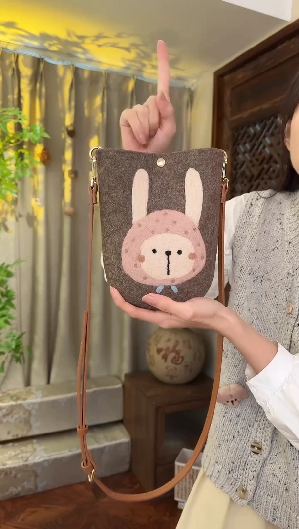 羊毛非遗纯手工包  手机包兔子