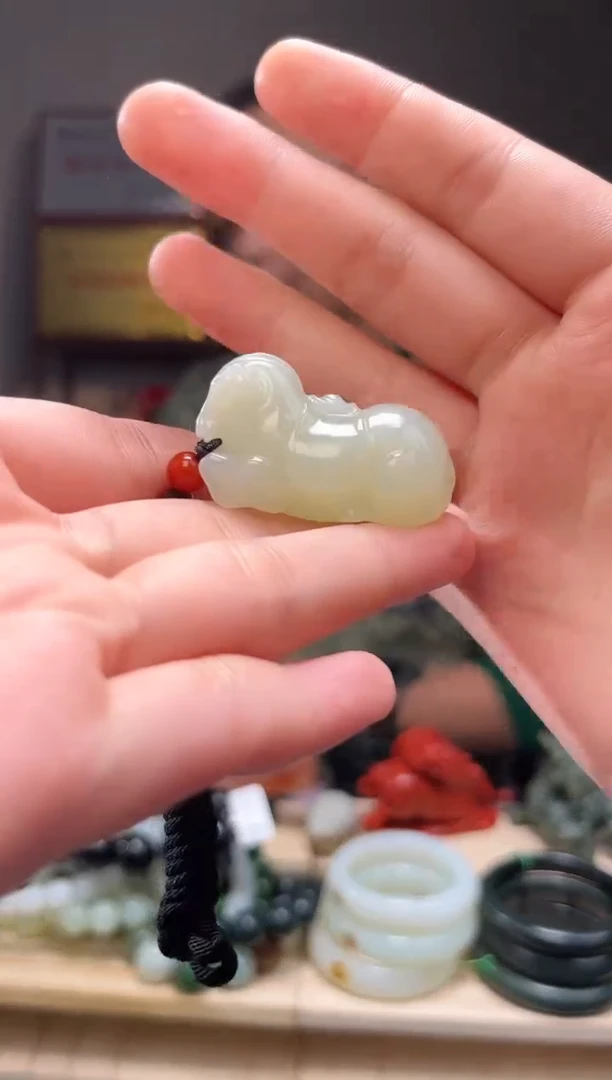 颈饰未镶嵌和田玉吊坠