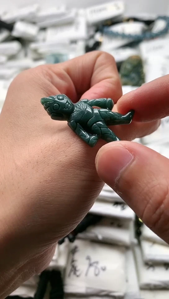 翡翠未镶嵌颈饰奥特曼