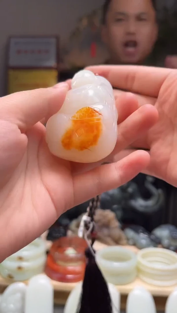 颈饰未镶嵌和田玉吊坠