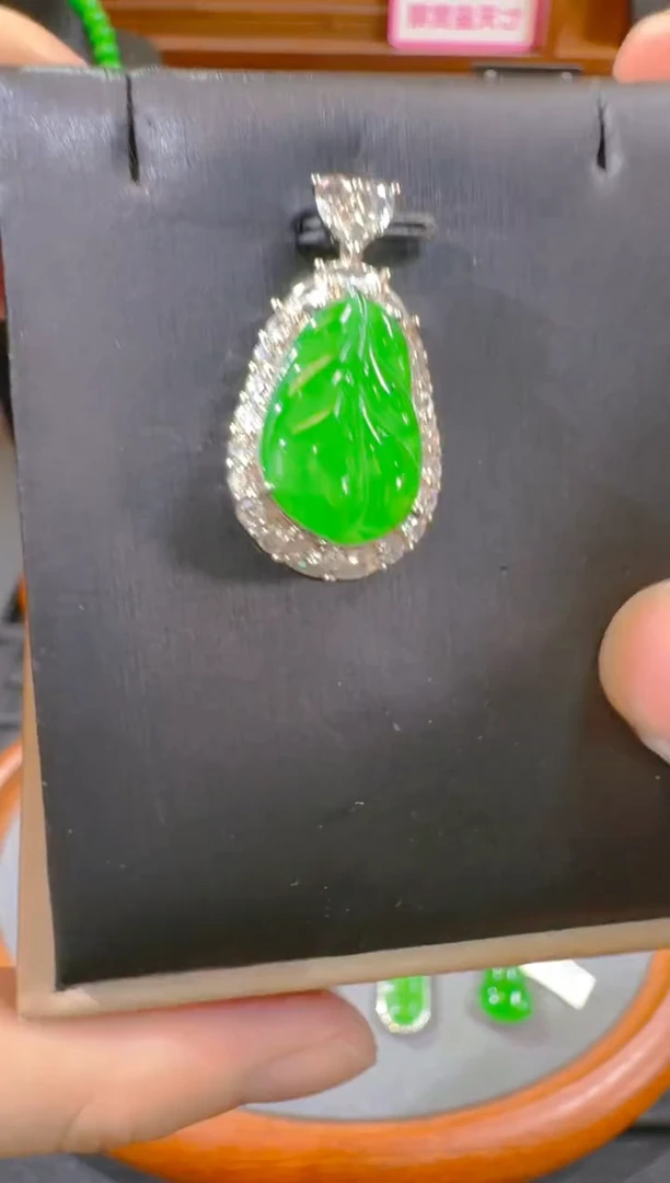 吊坠(赠链)未镶嵌翡翠天然A货翡翠