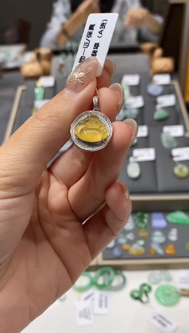 颈饰18K金镶嵌翡翠佛公