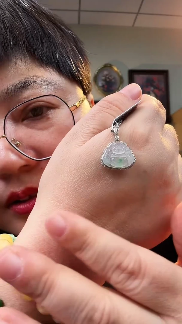 颈饰18K金镶嵌翡翠吊坠