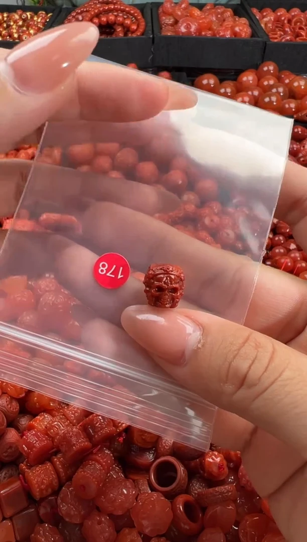 南红玛瑙未镶嵌颈饰1