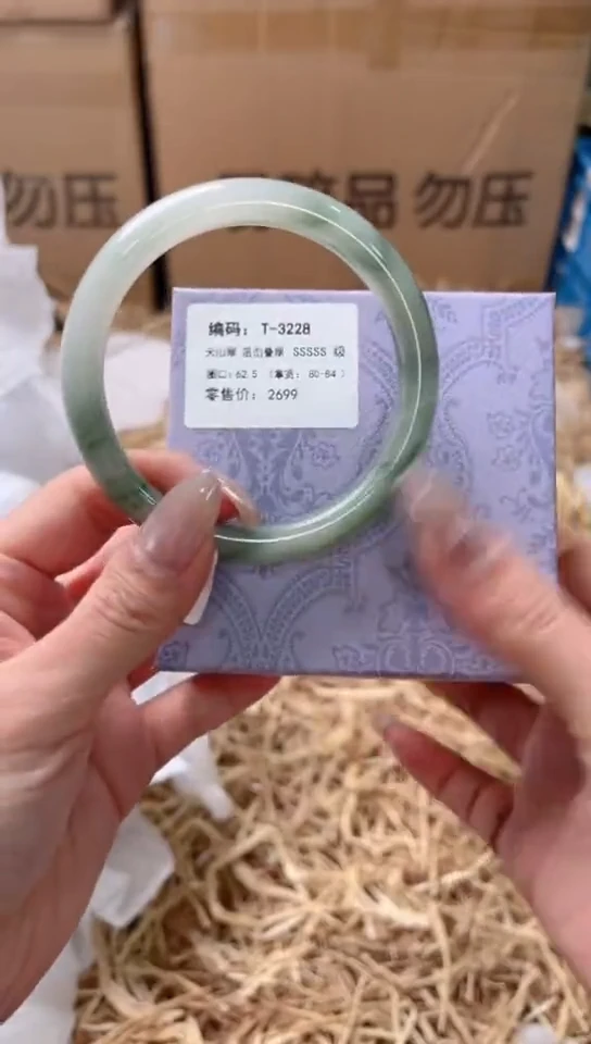 未镶嵌手镯石英质玉T-3228