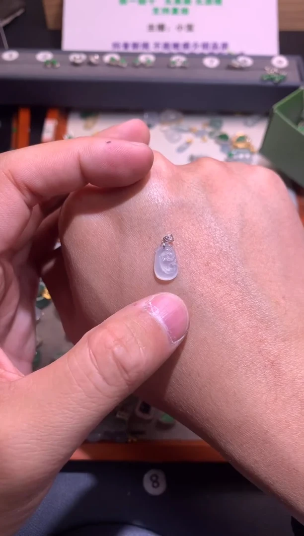 【闪购商品】翡翠吊坠(不含链)18K金镶嵌1