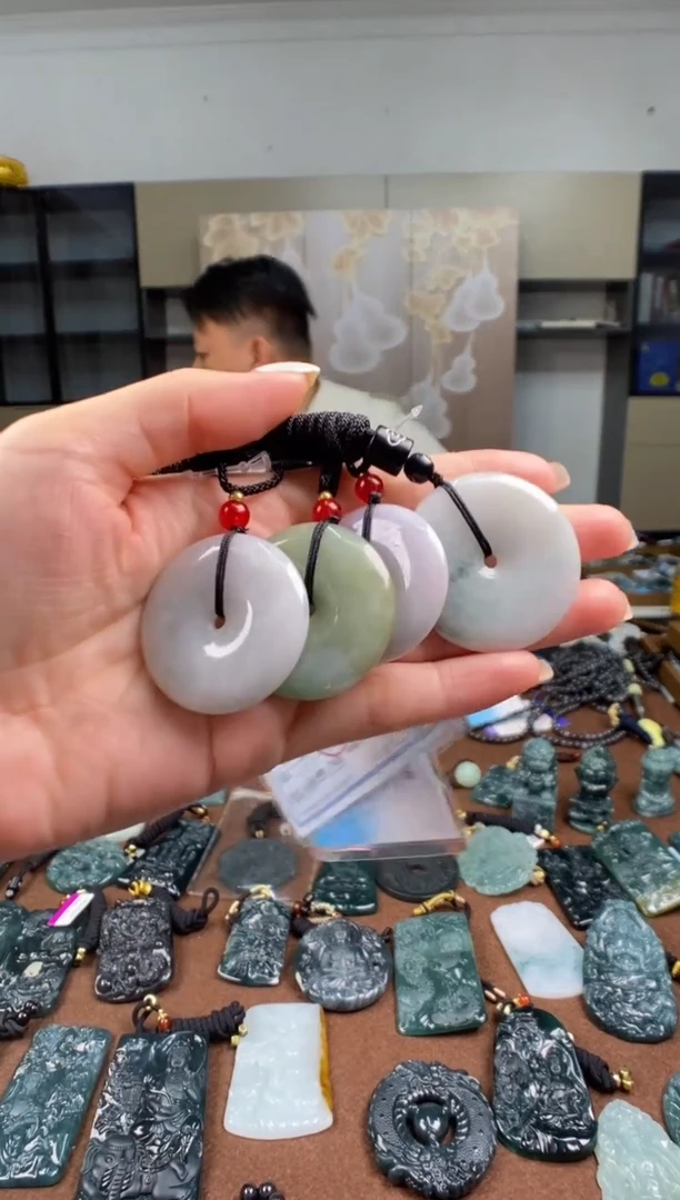颈饰未镶嵌翡翠 多样性发其一