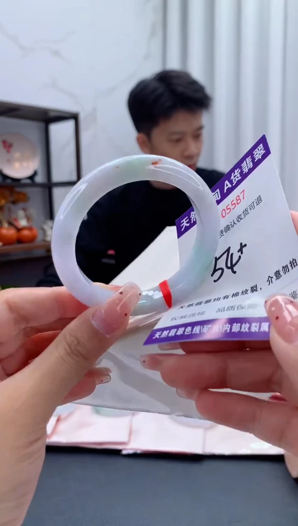 未镶嵌手镯翡翠有纹，完美者勿拍