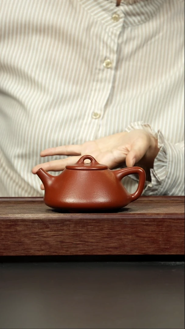 紫砂茶壶朱泥大红袍 子冶石瓢 何英