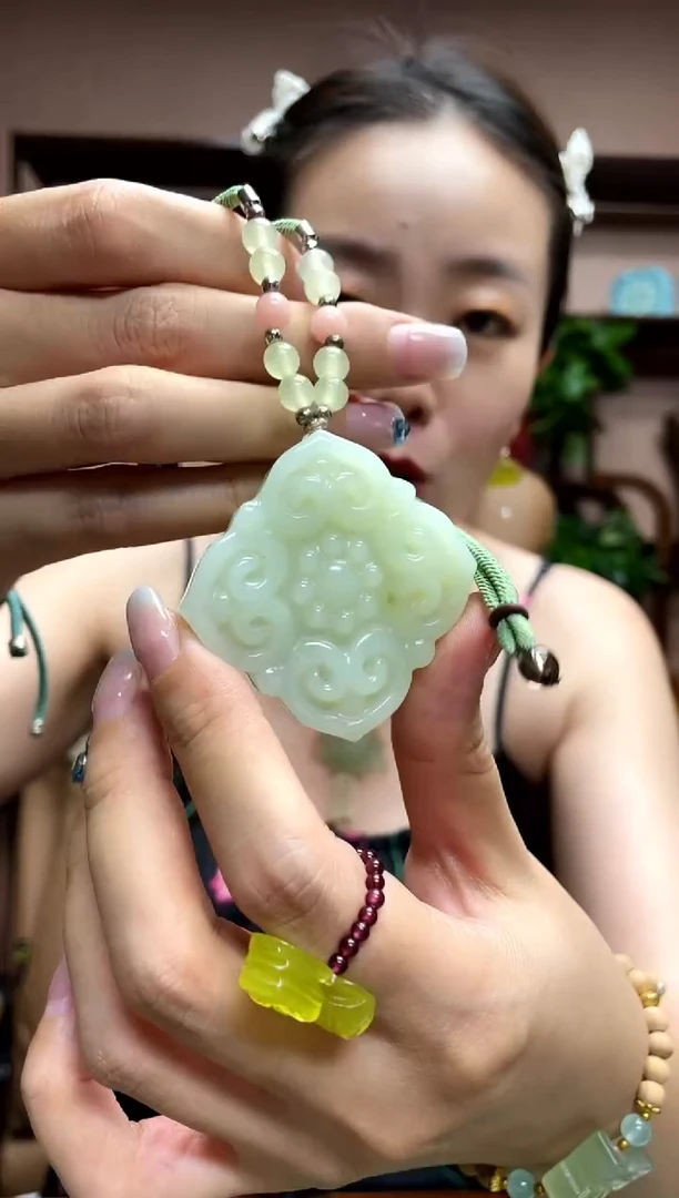 岫玉未镶嵌颈饰·