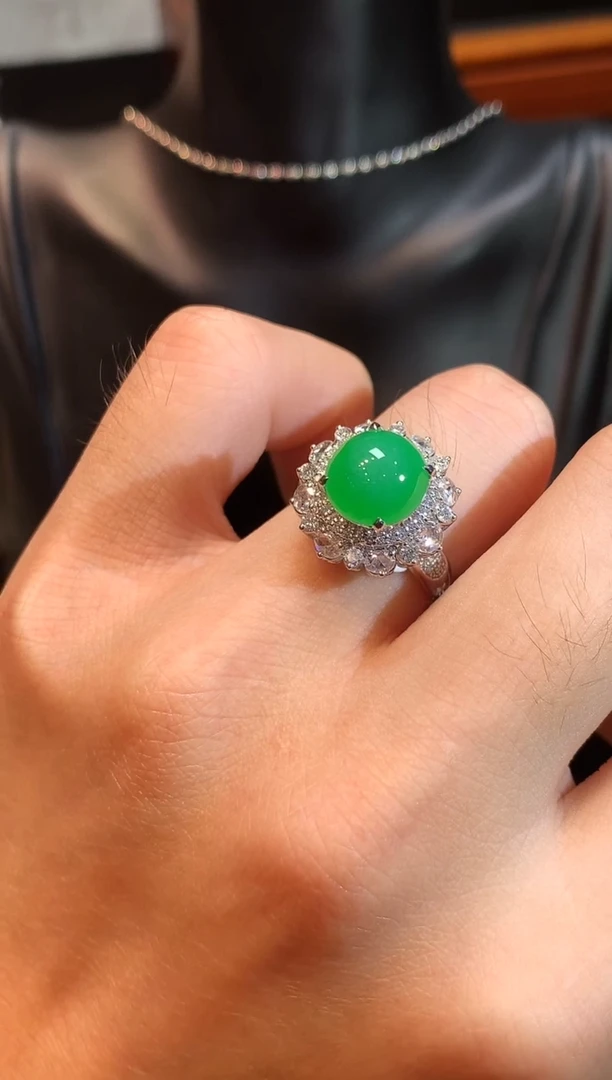 18K金镶嵌戒指翡翠满绿蛋面戒指