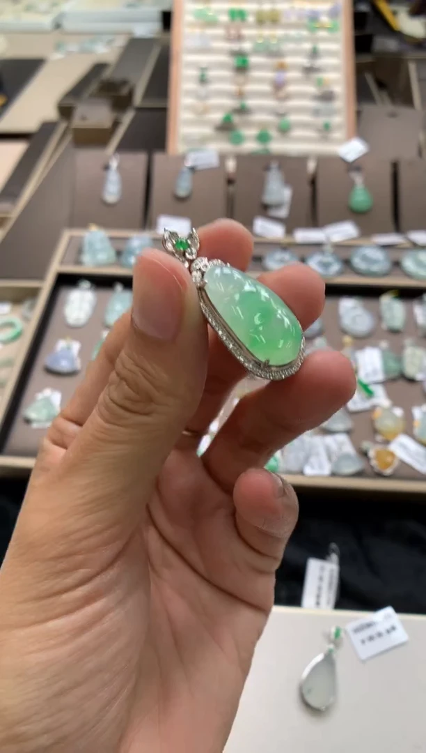 颈饰18K金镶嵌翡翠福豆