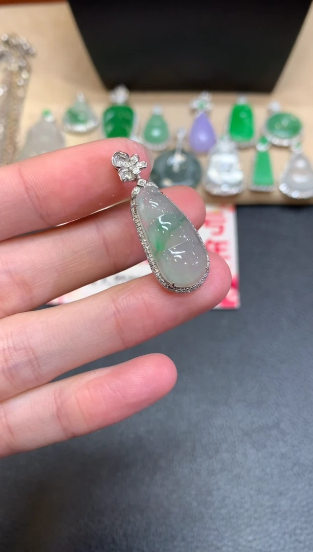 【闪购商品】翡翠颈饰18K金镶嵌福豆【无服务费】