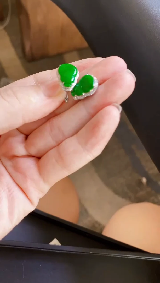 颈饰18K金镶嵌翡翠耳包
