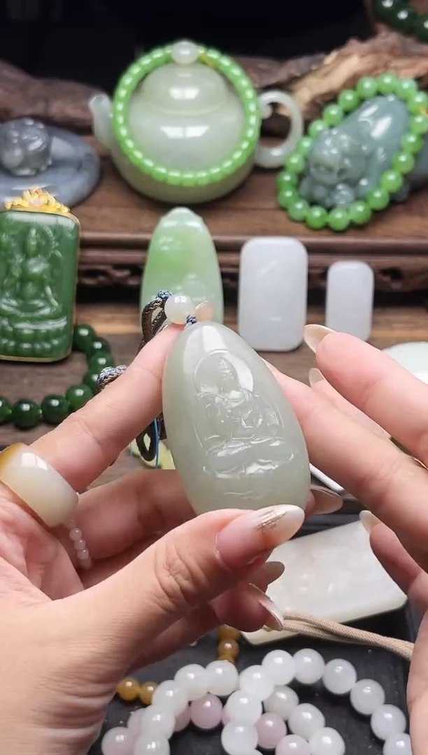 吊坠(不含链)未镶嵌和田玉且末青白 观音9008826