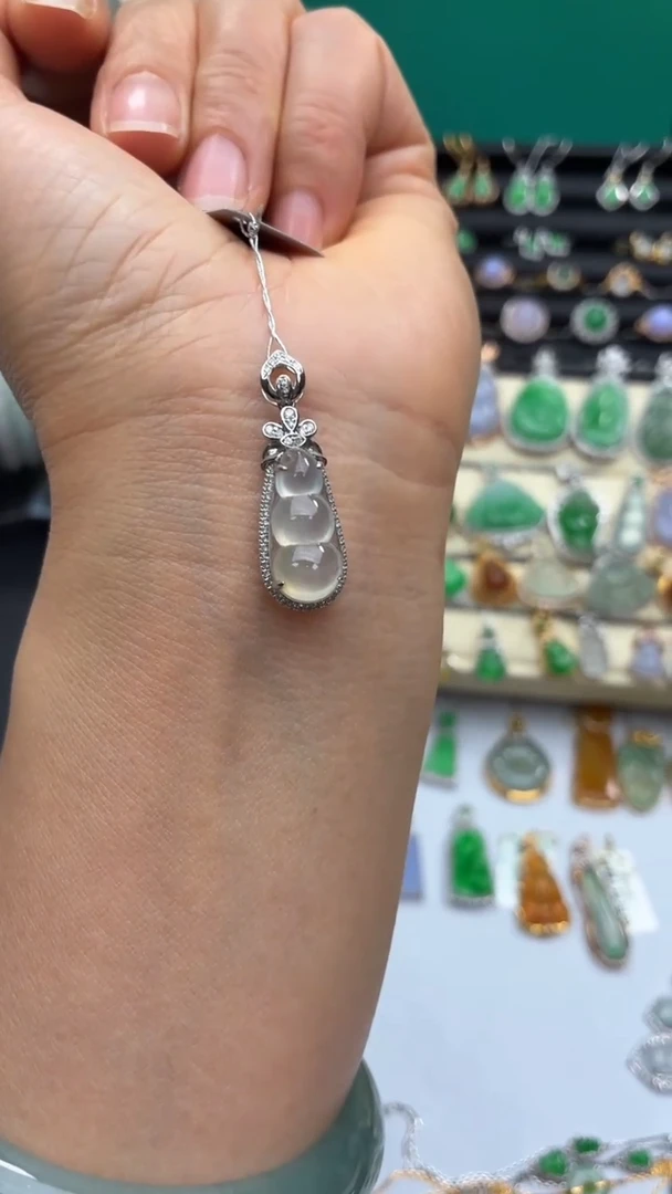 颈饰18K金镶嵌翡翠天然翡翠A货