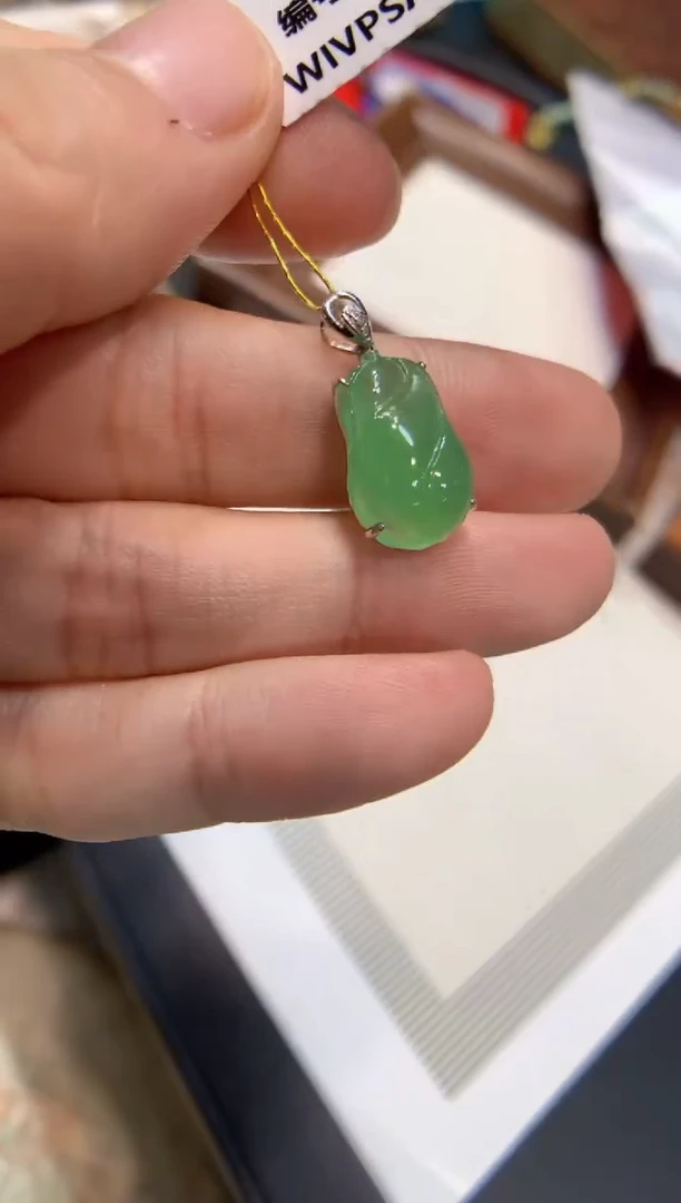 颈饰18K金镶嵌翡翠花件吊坠
