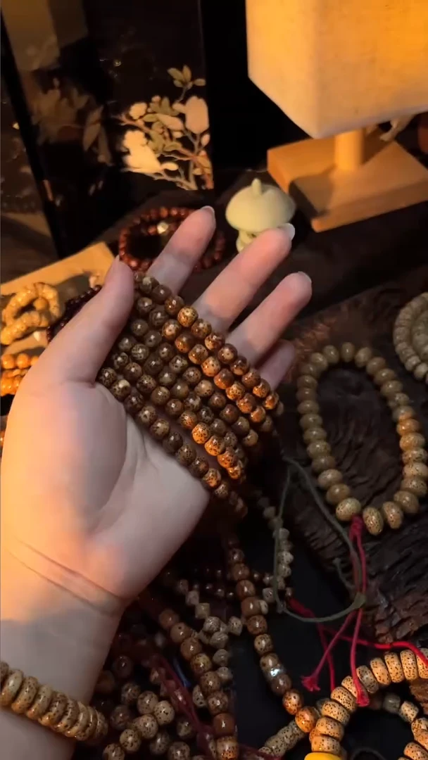 吊坠星月菩提精工级中花皮桶珠8*7长串（B）