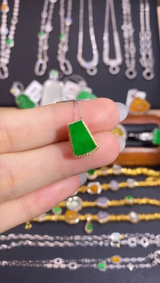 颈饰18K金镶嵌翡翠吊坠