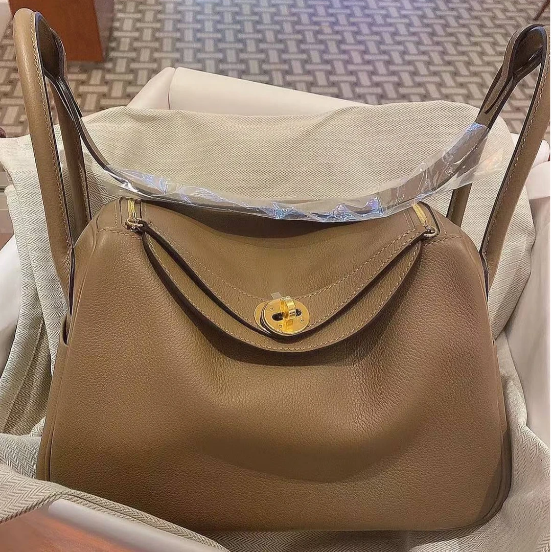 未使用 Hermes/爱马仕 蔚蓝/威马犬米色lindy26单肩斜挎包 Z刻