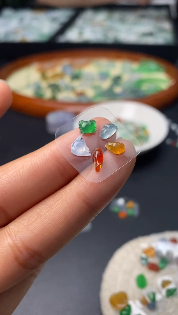 定制翡翠未镶嵌夜**蝠翡翠毛货多样性发其一