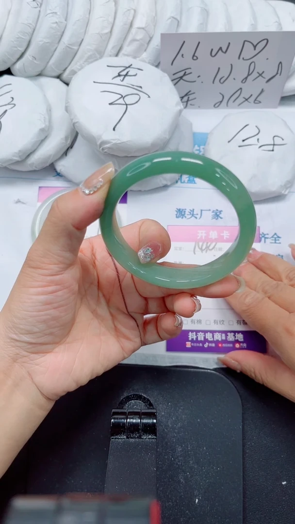未镶嵌手镯石英质玉144-56.4