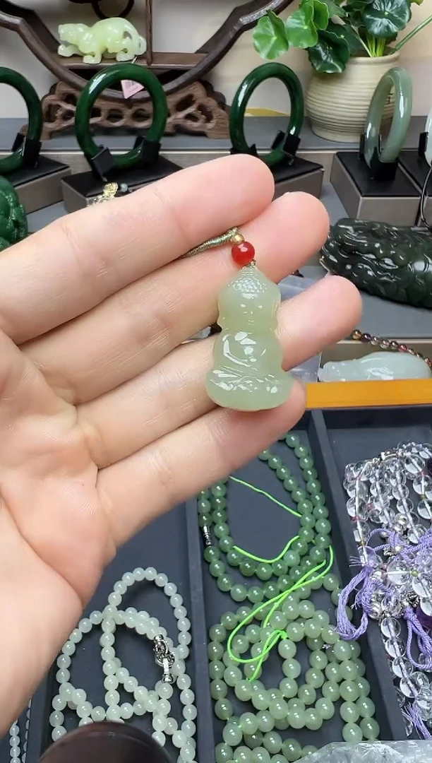 颈饰未镶嵌和田玉吊坠