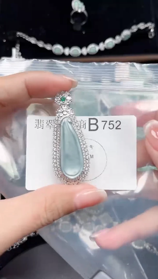 【闪购商品】翡翠颈饰未镶嵌752赠皮绳