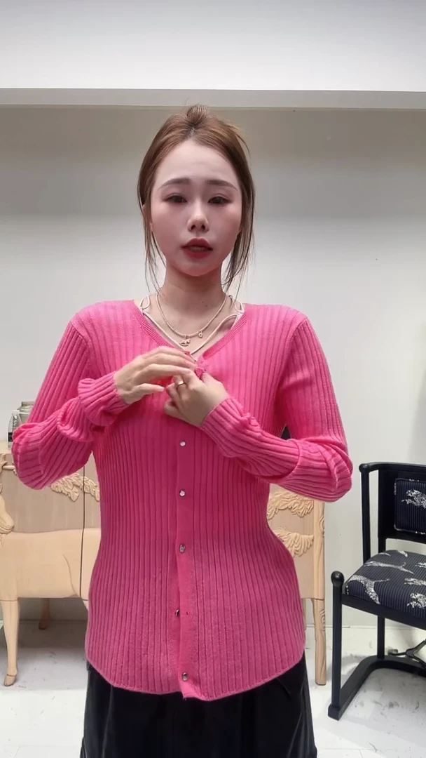 玫粉色细条羊毛开衫